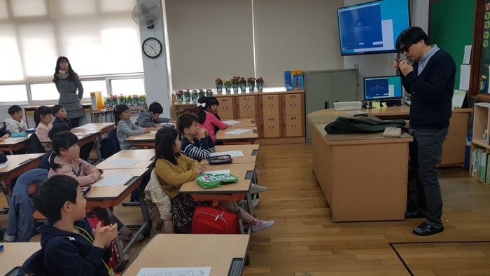 오카리나를 연주하는 이상훈 팀장 모습 오카리나를 연주하는 이상훈 팀장 모습