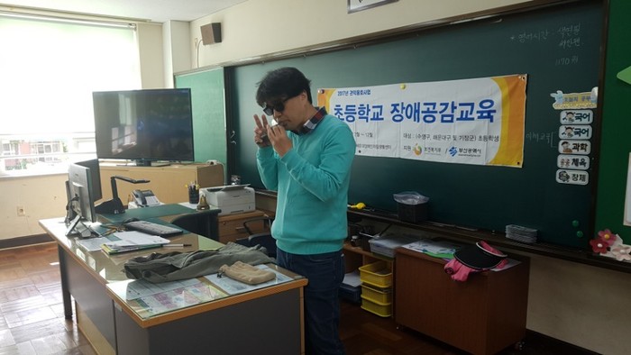 오카리나 연주하는 이상훈 강모습 오카리나 연주하는 이상훈 강모습