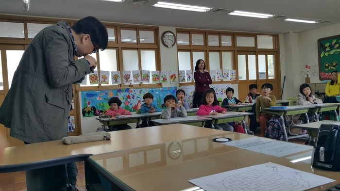 오카리나를 연주하는 이상훈 팀장 모습 오카리나를 연주하는 이상훈 팀장 모습