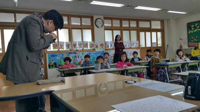 오카리나를 연주하는 이상훈 팀장 모습