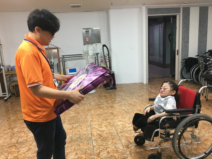 선물을 증정하려고 준비하고 있는 이상훈 팀장 모습 선물을 증정하려고 준비하고 있는 이상훈 팀장 모습