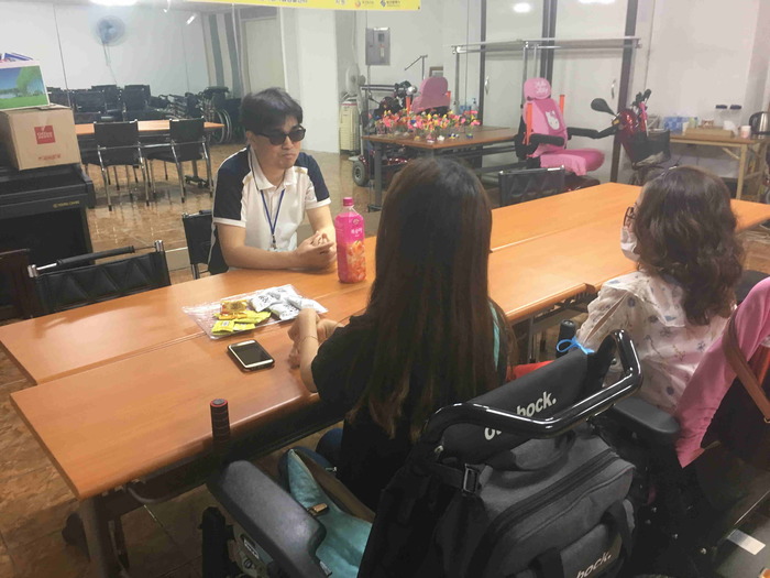 이상훈, 김윤정, 이연서씨가 이야기를나누는 모습 이상훈, 김윤정, 이연서씨가 이야기를나누는 모습