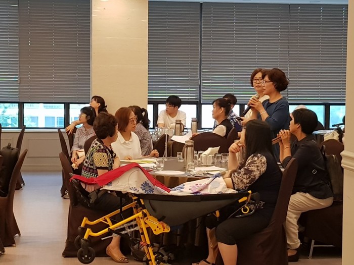 손을 들고 답을 이야기 하는 사진 손을 들고 답을 이야기 하는 사진