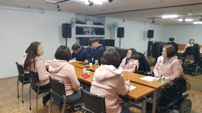 직원회의중인 사진 직원회의중인 사진