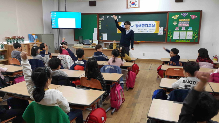 학생들에게 퀴즈를 내고 있는 이상훈 팀장 모습 학생들에게 퀴즈를 내고 있는 이상훈 팀장 모습