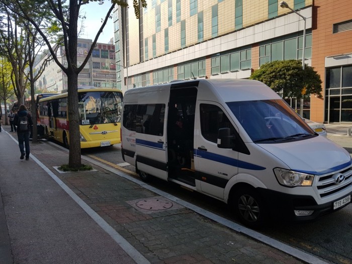길가에 세워진 버스들 길가에 세워진 버스들