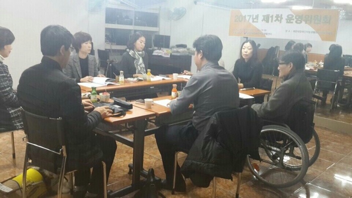 운영위원들 회의하는 사진 운영위원들 회의하는 사진