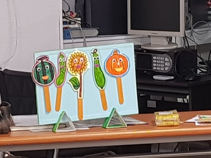 수박, 오이, 해바라기, 수세미, 늙은호박 그림을 색칠하여 모양대로 오린 사진