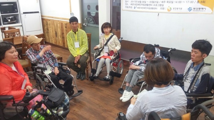 동료상담 기초과정 수업 참관하는 모습 동료상담 기초과정 수업 참관하는 모습