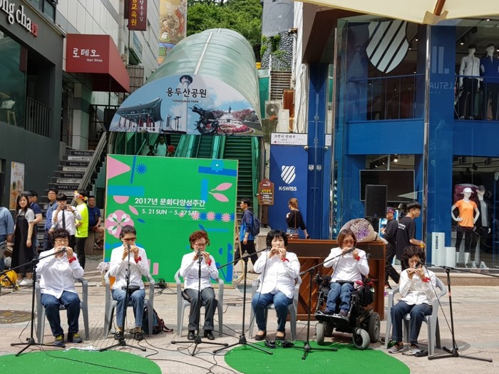 소나기의 버스킹 공연 소나기의 버스킹 공연