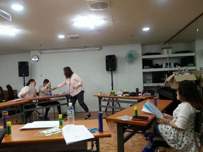 김선영 회원이 만들기 실수 직전 강사가 도움을 주는 사진