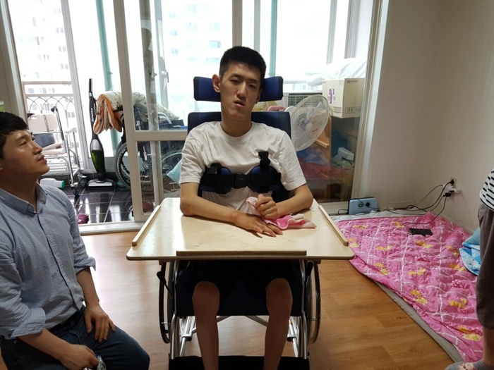 반영훈씨 수동휠체어 앉아 있는 모습 반영훈씨 수동휠체어 앉아 있는 모습