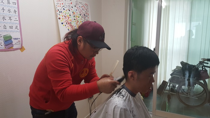 김자운 컷트 중 김자운 컷트 중