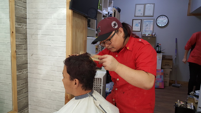 김태우 염색 후 컷트 중 김태우 염색 후 컷트 중
