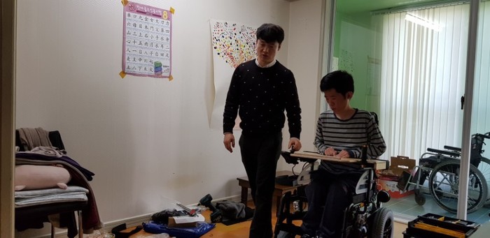 보호자가 옆에서 작동하는 모습 보호자가 옆에서 작동하는 모습