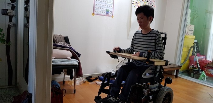 혼자서 전동휠체어 작동하는 모습 혼자서 전동휠체어 작동하는 모습