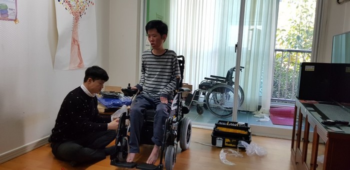 김자운씨 전동휠체어 몸에 맞게 맞추는 모습 김자운씨 전동휠체어 몸에 맞게 맞추는 모습