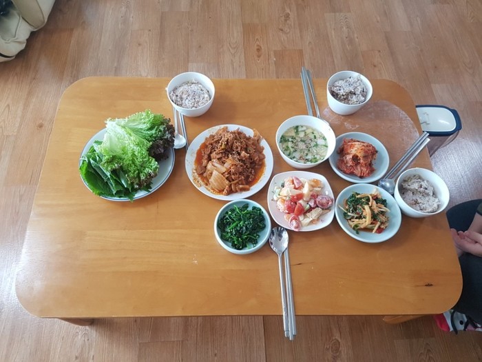 돼지 두리치기와 과일샐레드 요리 완성 돼지 두리치기와 과일샐레드 요리 완성