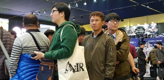 한줄을 서서 기다리는 모습 한줄을 서서 기다리는 모습
