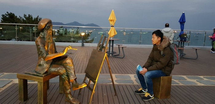 박정우 화가동상에서 포즈잡다 박정우 화가동상에서 포즈잡다