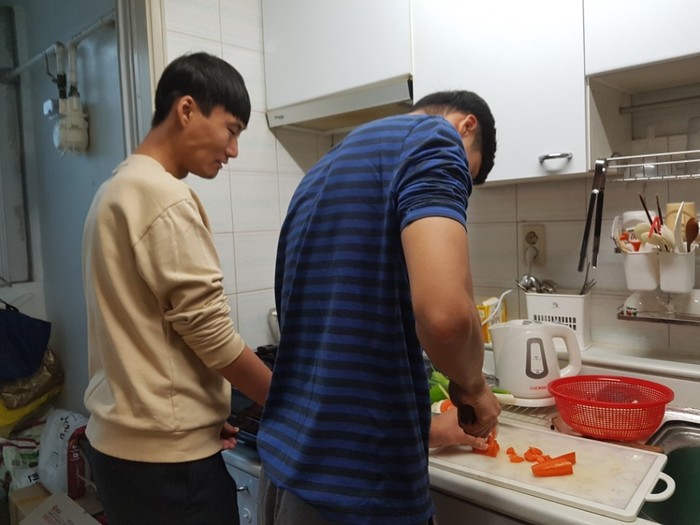 볶음밥 야채 송송 썰이는 모습 볶음밥 야채 송송 썰이는 모습