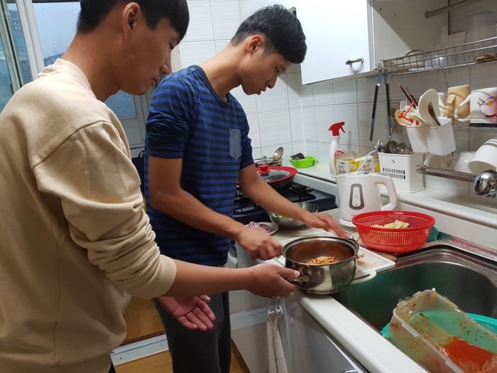 정우씨와 강철씨 요리 하는 모습 정우씨와 강철씨 요리 하는 모습