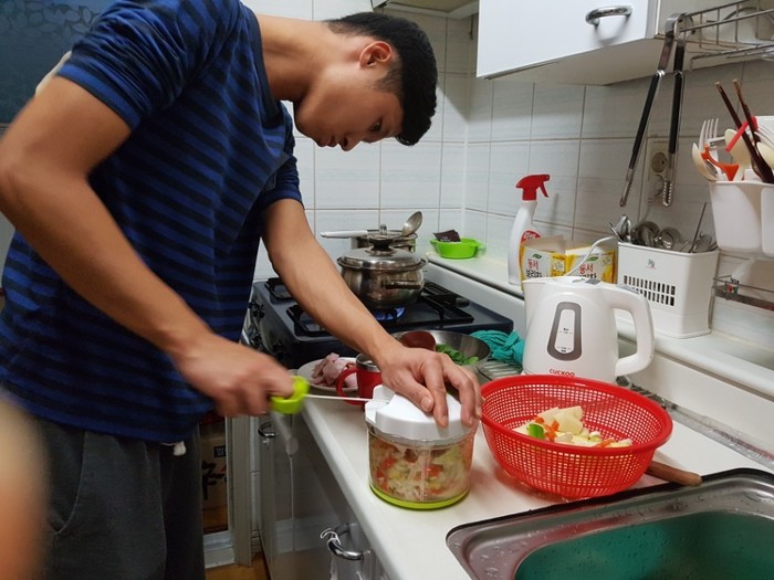 야채 다지는 모습 야채 다지는 모습