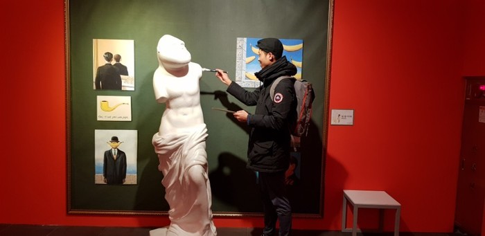 정우씨 화가 포즈 모습 정우씨 화가 포즈 모습