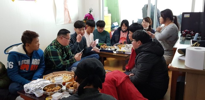 함께 모여서 맛나게 먹는 모습 함께 모여서 맛나게 먹는 모습