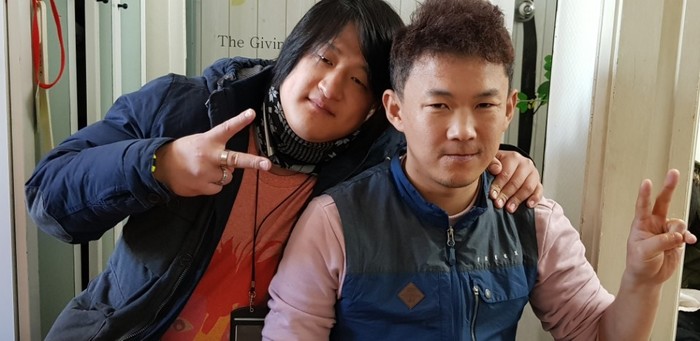 태우씨 고등학교 후배를 만났음. 태우씨 고등학교 후배와 어깨동무를 하며 사진을 찍음