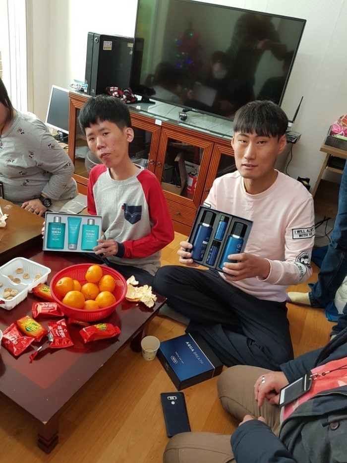강철씨와 자운씨 선물 받음. 선물을 받은 강철씨와 자운씨의 웃는 모습