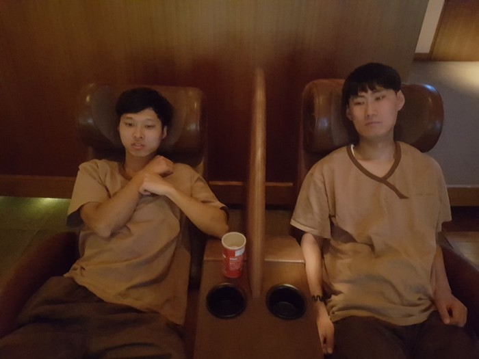강철씨와정우씨 안마의자에서 쉬는중 강철씨와정우씨 안마의자에서 쉬는중