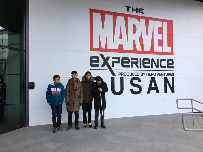 뒷 배경 마블익스피리언스 앞에서 4명 사진 뒷 배경 마블익스피리언스 앞에서 왼쪽부터 김태우, 박강철, 박정우, 이상훈 사진