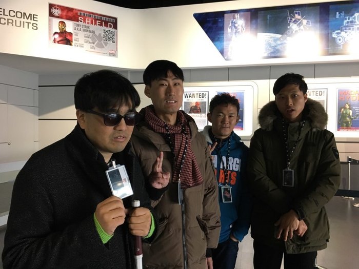 4명이 출입증을 목에 차고 찍은 사진 총4명 왼쪽부터 이상훈, 박강철, 김태우, 박정우가 출입증을 목에 차고 찍은 사진