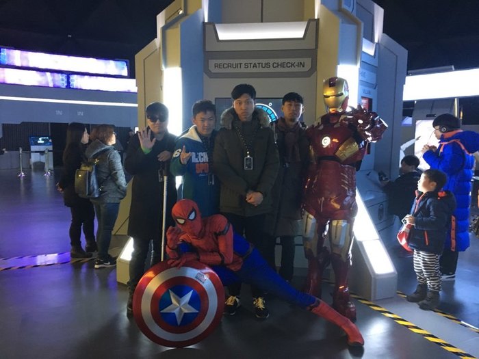 마블영웅들과 함께 사진 촬영 왼쪽부터 이상훈, 김태우, 박정우, 박강철 옆에 아이언맨과 아래에 스파이더맨이 포즈 잡고 있는 모습