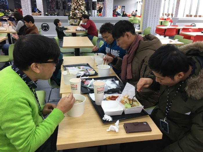 식사하는 모습 이상훈 맞은편에 박정우, 박강철, 김태우가 식사하는 모습