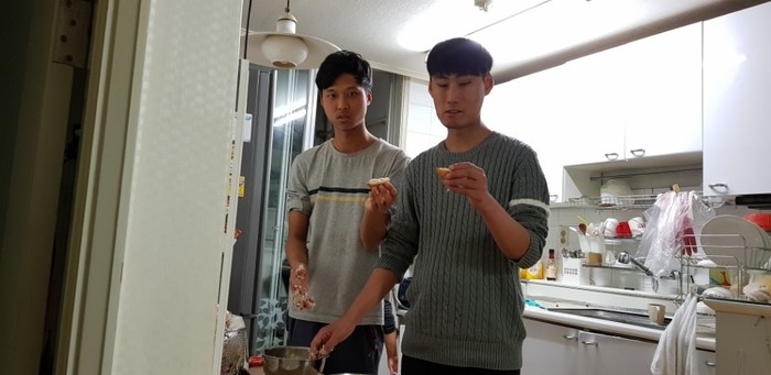 강철씨와 정우씨 유부초밥 만드는 모습 강철씨와 정우씨 만든 유부초밥을 들고 사진한컷