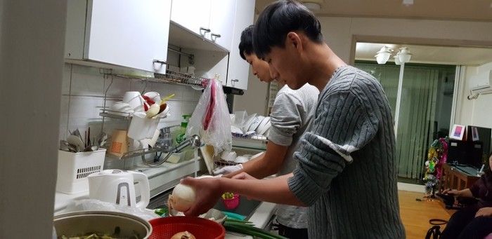 강철씨와 정우씨 재료 손질 하는 모습 강철씨와 정우씨 요리에 필요한 재료 손질 하는 모습