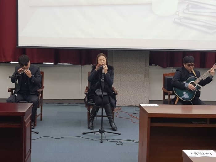 김정미 소장, 이상훈 팀장, 박지우 회원의 축하 공연 김정미 소장, 이상훈 팀장, 박지우 회원의 축하 공연