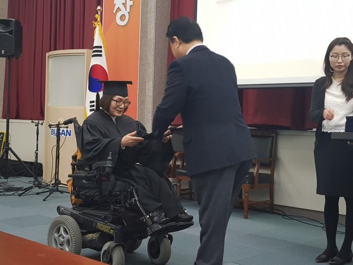 졸업장을 받는 하윤숙 간사 졸업장을 받는 하윤숙 간사