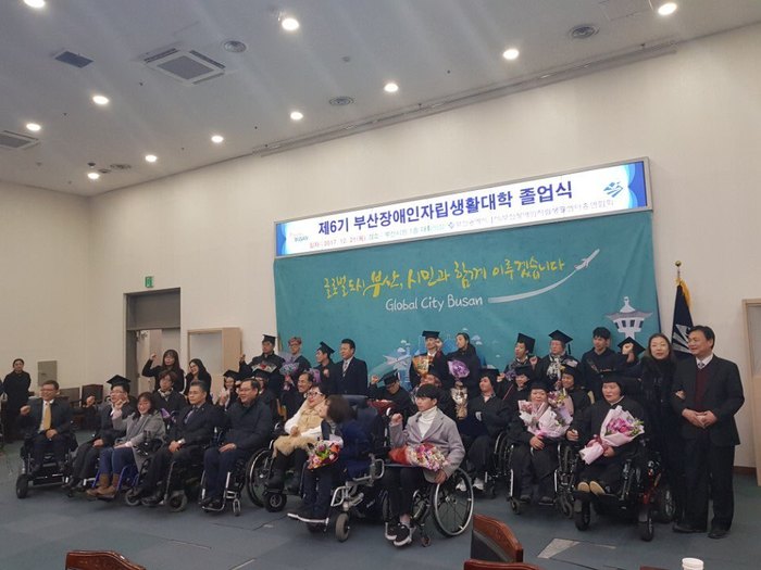 졸업생 및 내빈 단체 사진 졸업생 및 내빈 단체 사진