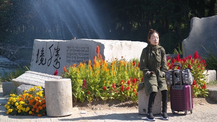 가방 지키고 있는 김정미 가방 지키고 있는 김정미