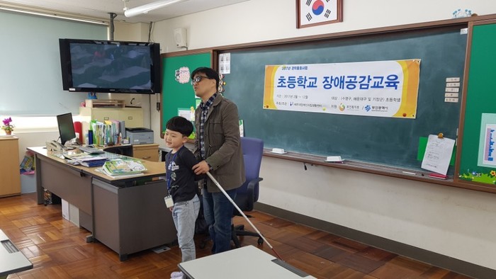 학생과 함께 안내보행의 시범을 보여주는 이상훈팀장 모습 학생과 함께 안내보행의 시범을 보여주는 이상훈팀장 모습