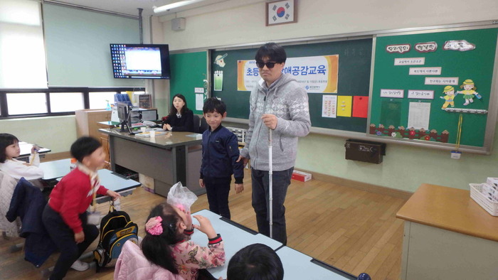 학생이 이상훈 팀장을 안내하는 모습 학생이 이상훈 팀장을 안내하는 모습