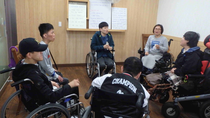 동료상담 기초과정 진행자가 참가자들에게 오리엔테이션을 진행중인 사진