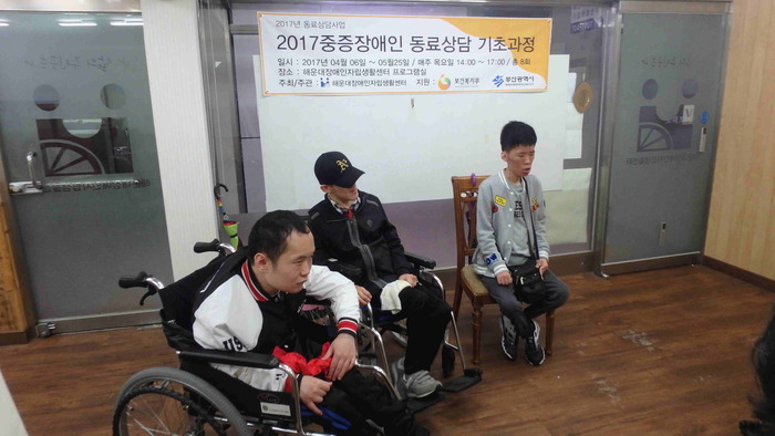 현수막이 보이는 곳에 김자운, 반영훈, 전연식씨의 모습이 있는 사진