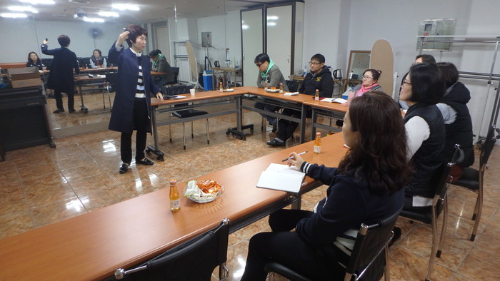 교육을 경청하는 직원들 교육을 경청하는 직원들