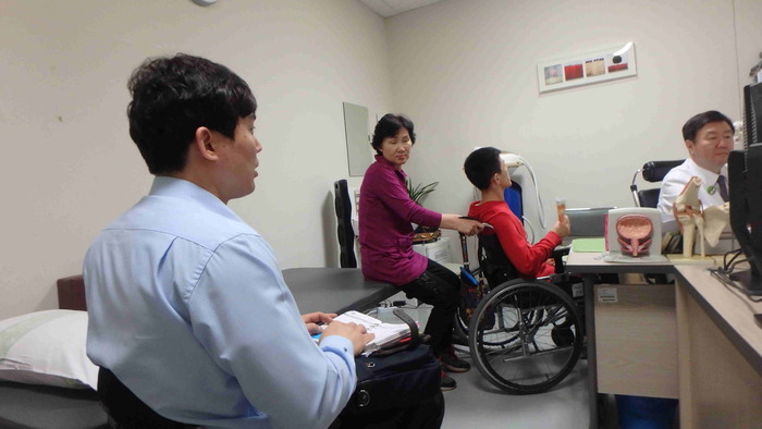 반영훈씨 재활의학과 보장구 처방 상담 하는 모습 반영훈씨 재활의학과 보장구 처방 상담 하는 모습