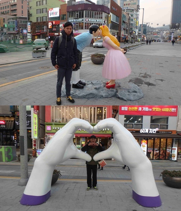 강철씨와 정우씨 동상 앞에서 키스하는 남여 모형 앞 정우, 하트모양 앞 강철씨 사진