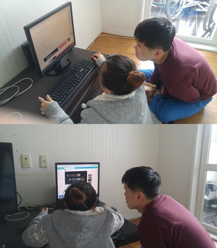 영화 관람을 하기 위해 인터넷으로 검색하는 모습 영화 관람을 하기 위해 인터넷으로 검색하는 모습